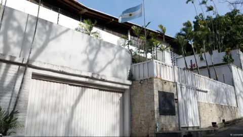 Milei exige a Maduro "liberación inmediata" de gendarme