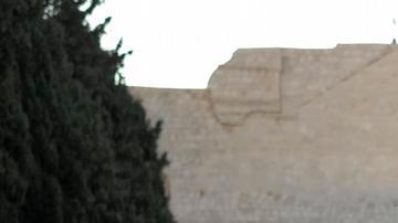 Un grupo de policías frente a la Iglesia de la Natividad, en Belén.