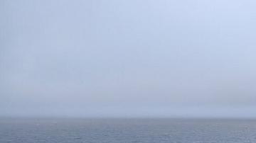 El buque Turva de la Guardia de Fronteras finlandesa (delante) y el petrolero Eagle S en el mar a las afueras de Porkkalanniemi, Finlandia.