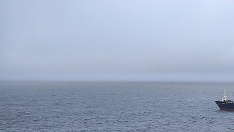 El buque Turva de la Guardia de Fronteras finlandesa (delante) y el petrolero Eagle S en el mar a las afueras de Porkkalanniemi, Finlandia.