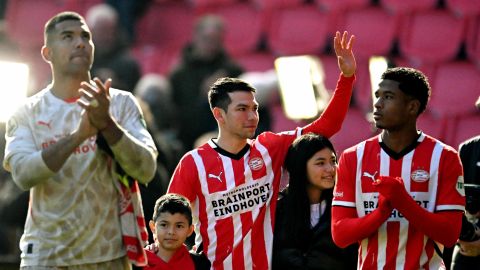 El delantero mexicano Hirving "Chucky" Lozano junto a sus hijos saludando a los aficionados en su despedida.