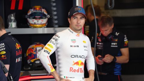 El mexicano Sergio "Checo" Pérez en el garaje de Red Bull después de una de las sesiones de prácticas de este viernes en Abi Dhabi.