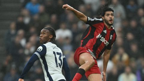 El delantero mexicano Raúl Jiménez durante una acción del encuentro de este domingo entre el Fulham y Tottenham.