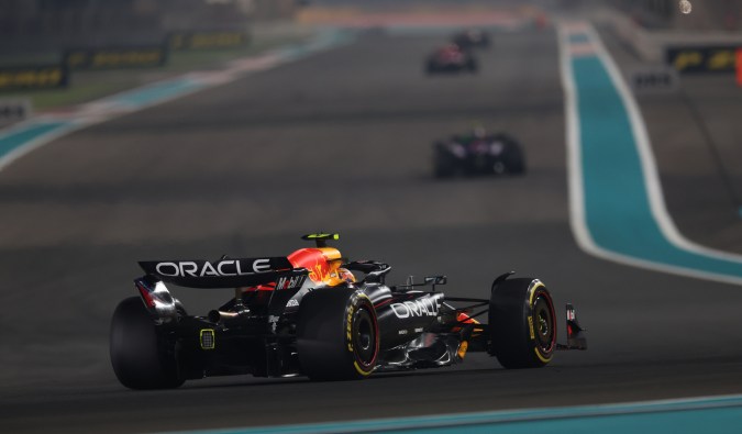 Sergio "Checo" Pérez durante lo que fueron las dos primeras prácticas libres del Gran Premio de Abu Dhabi en el circuito de Yas Marina.
