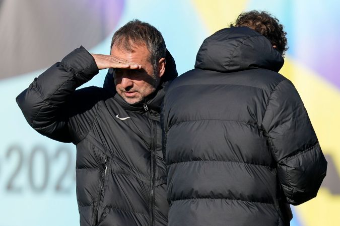 El entrenador del FC Barcelona, Hansi Flick, durante el entrenamiento que el equipo azulgrana ha realizado este viernes en la ciudad deportiva Joan Gamper para preparar el partido de LaLiga que disputarán ante el Atlético de Madrid.