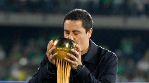 El entrenador mexicano Efraín Juárez besando el trofeo de campeón del fútbol colombiano que consiguió este domingo con el Atlético Nacional.