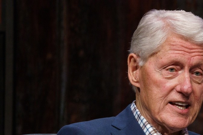 Bill Clinton es dado de alta tras ser hospitalizado por gripe