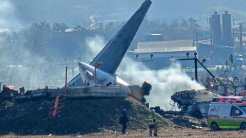 ¿Por qué había un muro al final de la pista en la que ocurrió el accidente de avión en el que murieron 179 personas en Corea del Sur?