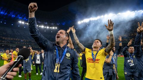 AME5668. MONTERREY (MÉXICO), 15/12/2024.- Andre Soares, entrenador de America, celebra al coronarse campeón del Torneo Apertura 2024 tras vencer en el partido de vuelta de la final a Monterrey, este domingo en el estadio BBVA, en Monterrey (México). EFE/ Miguel Sierra