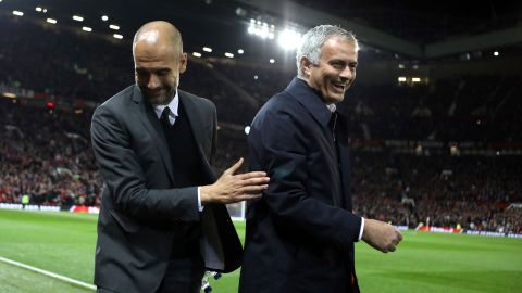 José Mourinho y Pep Guardiola se saludan antes de uno de los tantos enfrentamientos que protagonizaron a lo largo de sus carreras.