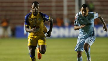 Pedro Perlaza, left, of Ecuador's Delfin and Jorge Flores of Bolivia's Bolivar chase the ball during a Copa Libertadores soccer match in La Paz, Bolivia, Thursday, May 24, 2018. (AP Photo/Juan Karita)