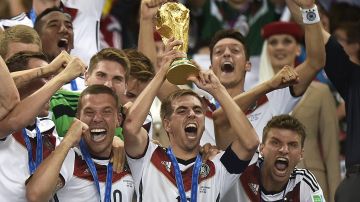 Lahm con la Copa del Mundo de Brasil 2014.