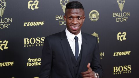 Vinícius Júnior vestido de gala.