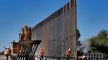 Material del muro fronterizo no usado en Arizona es subastado por la Administración Biden.