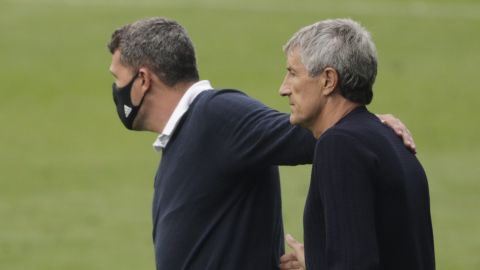 Óscar García Junyent (i) exentrenador del Celta de Vigo, aparece junto a Quique Setién durante un partido de LaLiga.