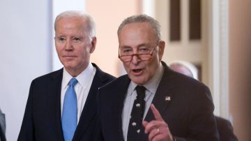 El presidente Joe Biden y el líder de la mayoría en el Senado, Chuck Schumer.