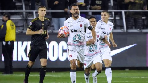 Jugadores del Alajuelense celebran un gol contra LAFC en la Liga de Campeones de Concacaf 2023.