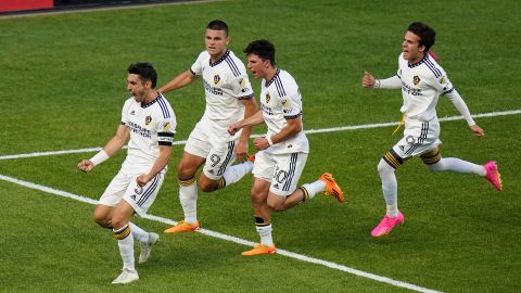 Gastón Brugman (i) celebra un gol con el Galaxy.