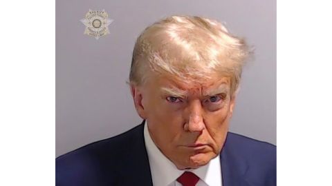 Trump utilizó su fotografía policial para hacer un meme.