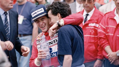 Ayrton Senna celebrando una victoria en Mónaco.