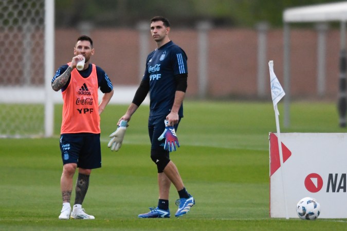 Lionel Messi junto a Emiliano Martínez durante una concentración de la Selección de Argentina en el predio de la AFA en Buenos Aires.