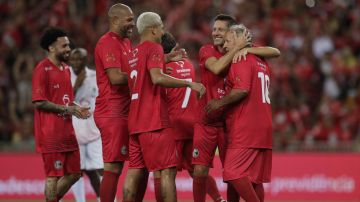 Zico festeja su gol con sus compañeros del equipo Rojos.