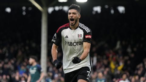 Raúl JIménez celebra un gol con el Fulham.