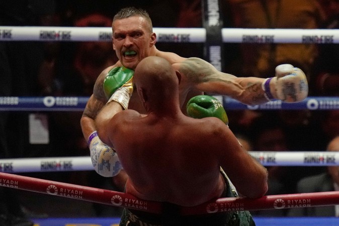 Acción de la pelea del 19 de mayo en la que el ucraniano Oleksandr Usyk vino de atrás para casi noquear al britanico Tyson Fury y llevarse el triunfo por decisión.