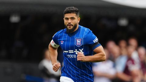 El capitán del Ipswich Town, el egipcio Sam Morsy, durante un encuentro de su equipo esta temporada de la Premier League ante el Aston Villa.