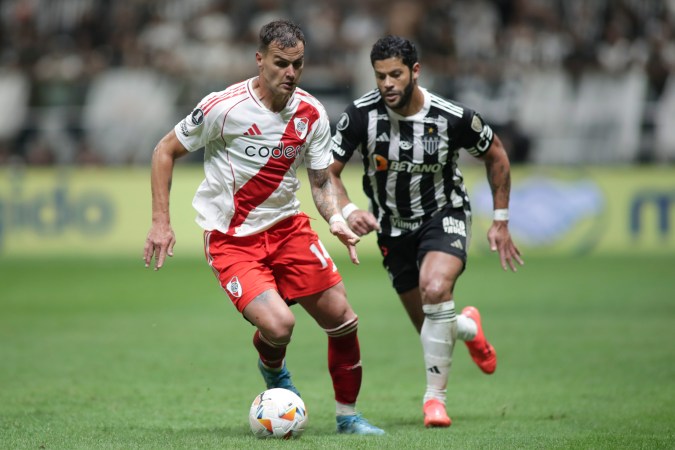 Leandro Gonzalez Pirez of Argentina's River Plate, left, is challenged by Hulk of Brazil's Atletico Mineiro during a Copa Libertadores semifinal first leg soccer match at MRV arena in Belo Horizonte, Brazil, Tuesday, Oct. 22, 2024. (AP Photo/Thomas Santos)