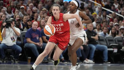 Caitlin Clark durante un partido de la WNBA.