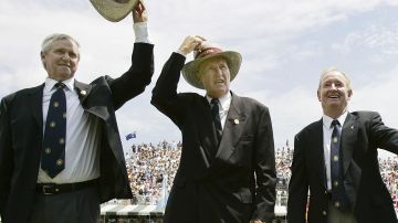 Neale Fraser (al centro) posa junto a otros dos gigantes del tenis australiano: Roy Emerson (izquierda) y Rod Laver (derecha).