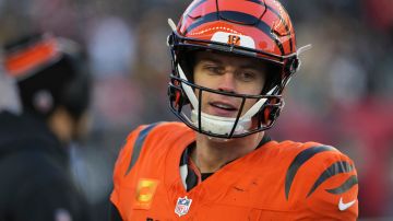 Cincinnati Bengals quarterback Joe Burrow talks with teammates on the sideline during the second half of an NFL football game against the Pittsburgh Steelers, Sunday, Dec. 1, 2024, in Cincinnati. (AP Photo/Kareem Elgazzar)