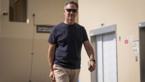 El director de la escudería Red Bull, Christian Horner, a su llegada al circuito de Yas Marina para arrancar el fin de semana del Gran Premio de Abu Dhabi.