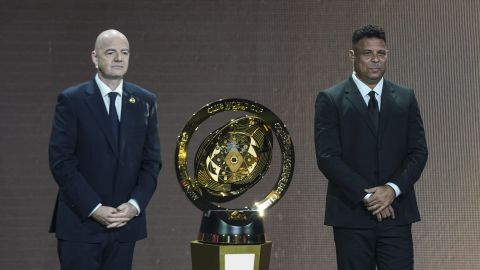 El presidente de la FIFA Gianni Infantino y el exfutbolista Ronaldo nazario posan junto al trofeo que se llevará el mejor equipo del certamen.