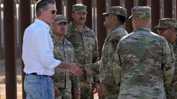 El gobernador Newsom visita la fontera entre San Diego y Tijuana.