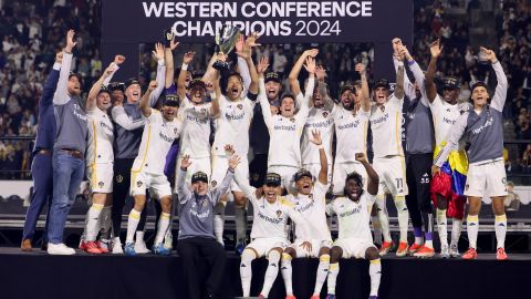 Jugadores del LA Galaxy celebran en el podio tras vencer al Seattle Sounders en la final de la Conferencia Oeste de la MLS el sábado 30 de noviembre del 2024. (AP Foto/Etienne Laurent)