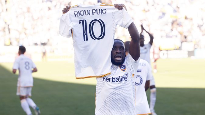 Joseph Paintsil, atacante ghanés del LA Galaxy, honra a su compañero Riqui Puig luego de anotar el primer gol de la final por la Copa MLS. Puig no pudo jugar contra NY Red Bulls debido a una grave lesión sufrida en la final de conferencia.