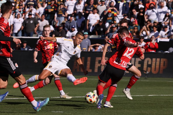 Dejan Joveljic, delantero del LA Galaxy, alcanza a puntear de zurda para anotar el 2-0 en el primer tiempo de la Copa MLS contra NY Red Bulls en Carson, California.