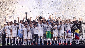 Los integrantes del LA Galaxy, encabezados por el capitán Maya Yoshida, celebran al levantar la Copa MLS luego de ganar la final contra NY Red Bulls en Carson, California.