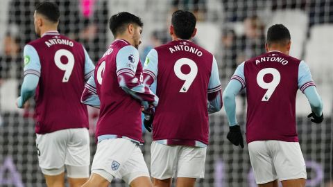 Los jugadores del West Ham lucieron una camiseta con el número y nombre de su compañero Michail Antonio quien sufrió recientemente un grave accidente automovilístico.