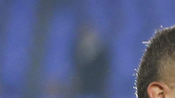 Salomón Rondón sostiene la Copa del Derby de las Américas.