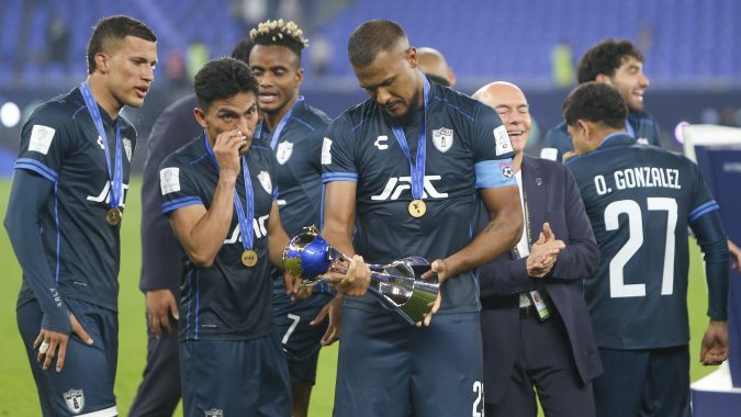 Salomón Rondón sostiene la Copa del Derby de las Américas.