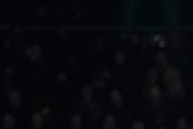 Los jugadores del Manchester City y el Manchester United reunidos en el campo del Etihad Stadium justo antes de comenzar el derbi el domingo por la Premier League.