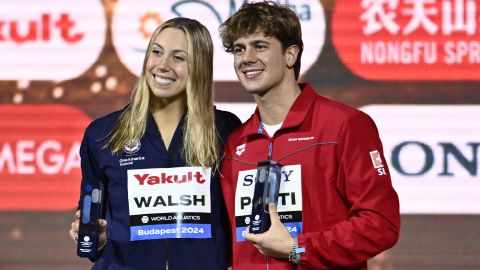 Gretchen Walsh posa junto a Hoe Ponti después de que recibieron el trofeo a los mejores nadadores del certamen, cada uno en su rama.