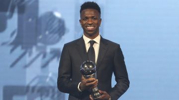 Vinicius Jr. posa con el trofeo FIFA The Best.