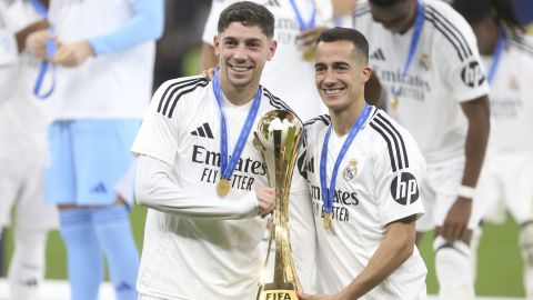 Lucas Vázquez y Fede Valverde sostienen la Copa Intercontinental.