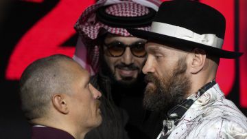 Oleksandr Usyk y Tyson Fury estuvieron cara a cara por 7 minutos llenos de intensidad tras la última conferencia de prensa en Riad, Arabia Saudita. El sábado disputarán la supremacía de los pesos completos.