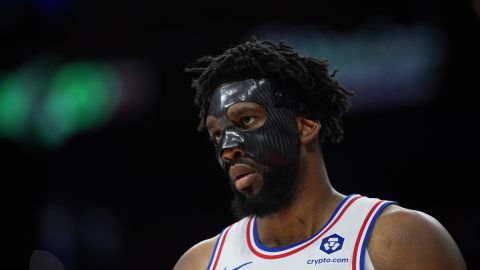 La estrella de los 76ers, Joel Embiid, ha tenido una temporada marcada por las lesiones y las polémicas.