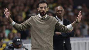 FILE - Olympiacos' head coach Carlos Corberan reacts during the Europe League soccer match between Nantes and Olympiacos at the Stade de la Beaujoire in Nantes, western France, Sept. 8, 2022. (AP Photo/Jeremias Gonzalez, File)